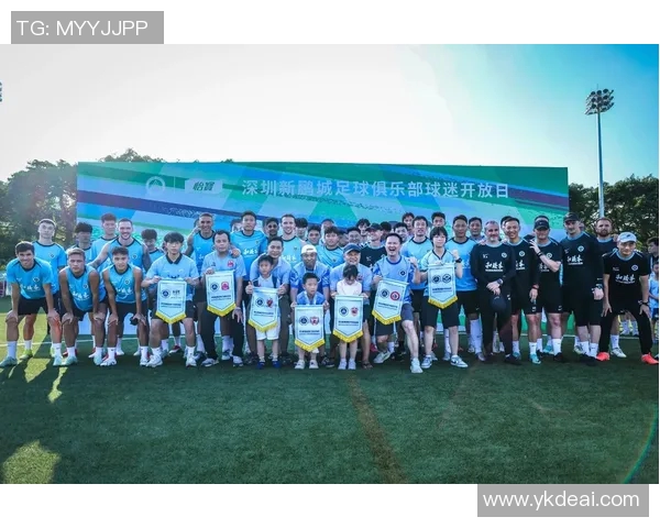 足球明星与球迷亲密互动瞬间精彩回顾珍贵照片分享